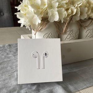 *SOLD* NWT Apple AirPods 2nd Gen & Leather Case